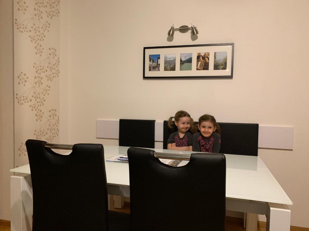 Zwei kleine Mädchen sitzen am Tisch in der Unterkunft Anne am Kurpark in Bad Tölz