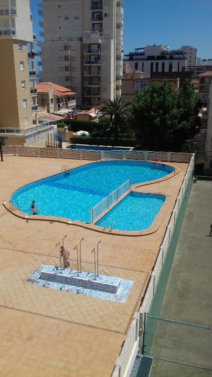 Bazén v ubytování Apartamentos Bonaire 1ª Linea Wifi Solo Familias Serviplaya nebo v jeho okolí