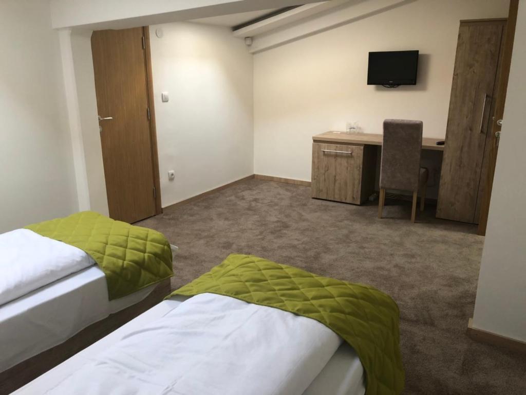 A bed or beds in a room at Gros Hotel - Leskovac
