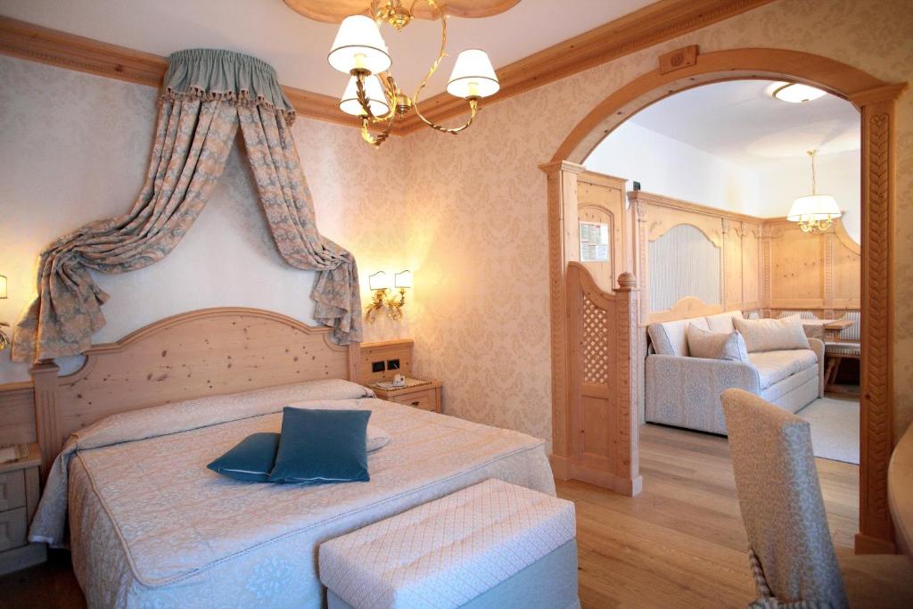 Łóżko lub łóżka w pokoju w obiekcie Hotel Colbricon Beauty & Relax