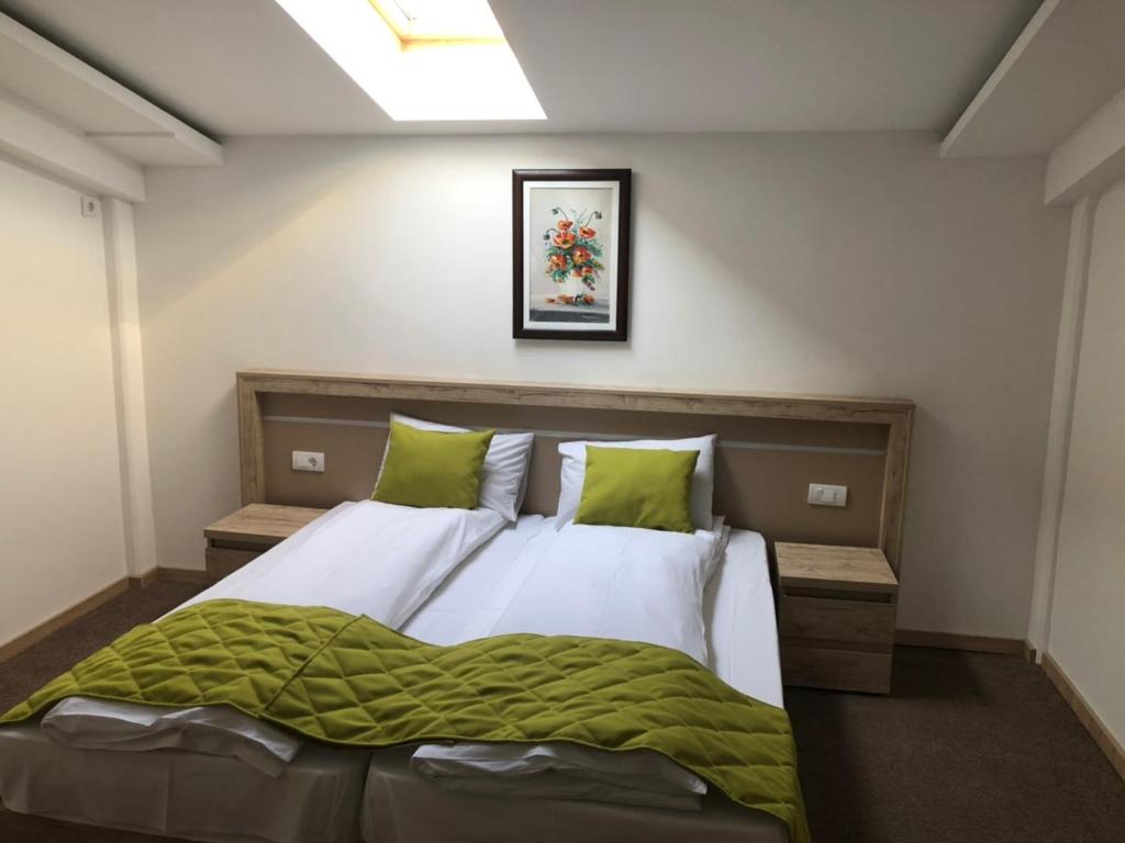 A bed or beds in a room at Gros Hotel - Leskovac