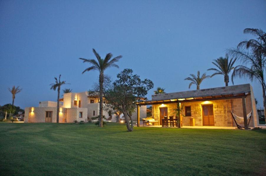 una casa con un gran patio delante de ella en Geco Resort en Favignana