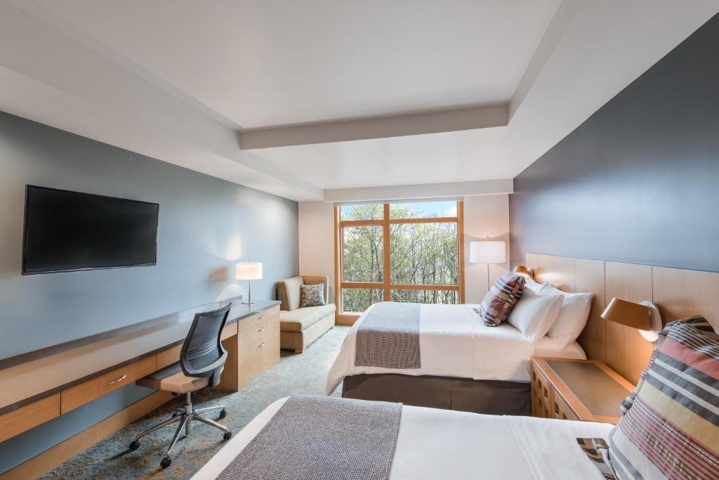 TV a/nebo společenská místnost v ubytování Cedarbrook Lodge