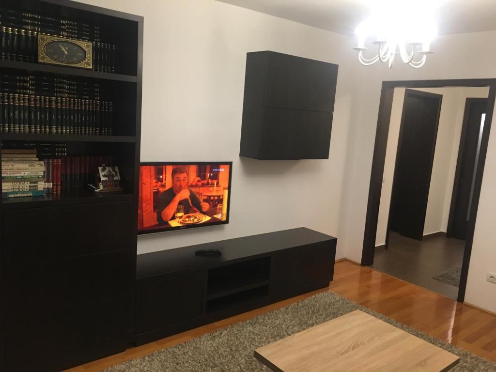 ein Wohnzimmer mit einem TV an der Wand in der Unterkunft Nordic in Suceava