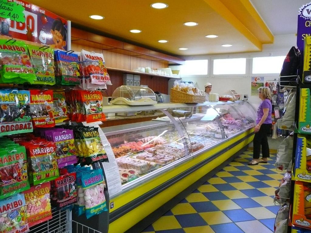 Supermarket nebo jiné obchody v  kempu nebo okolí