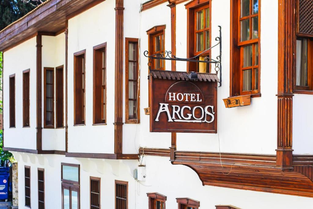 安塔利亞的住宿－雅高斯酒店，建筑一侧的酒店拱形标志