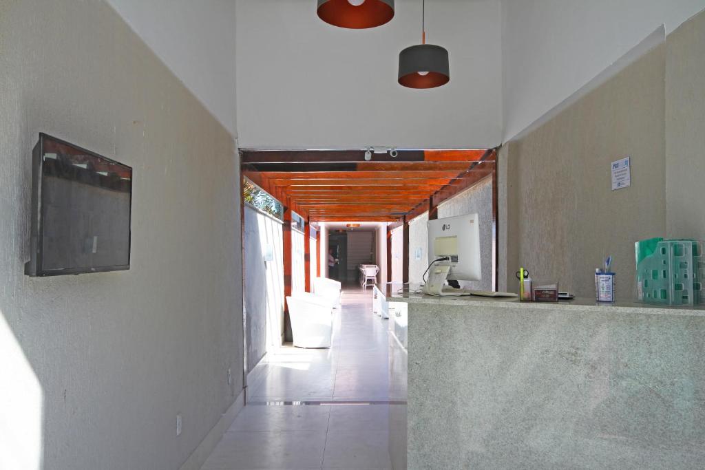 een hal van een huis met een keuken en een woonkamer bij MDJ Pousada in Cabo Frio