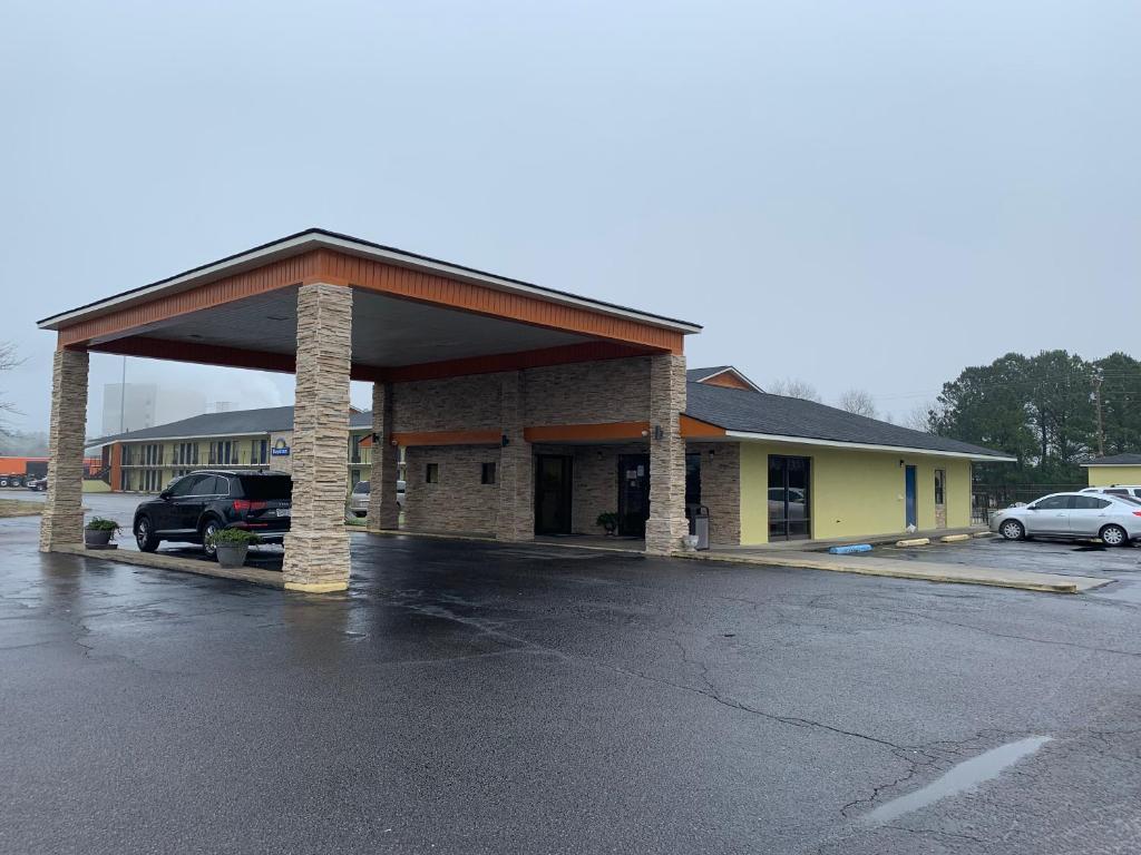 ein leerer Parkplatz vor einem Gebäude in der Unterkunft Days Inn by Wyndham Aiken - Interstate Hwy 20 in Aiken