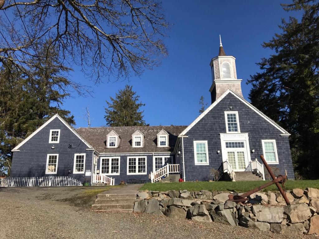 uma grande igreja a preto e branco com uma torre em Inn at Harbour Village em Ilwaco