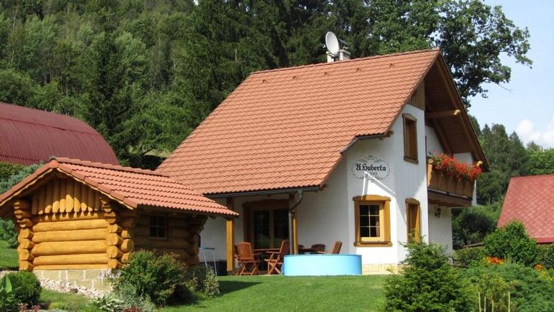 uma pequena cabana de madeira com um telhado laranja em Chata U Huberta em Trutnov