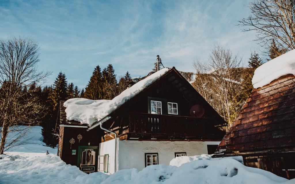 Stegerhütte during the winter