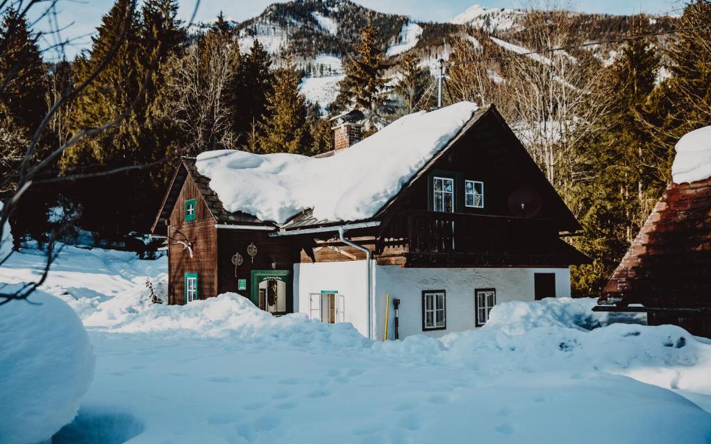 Stegerhütte during the winter