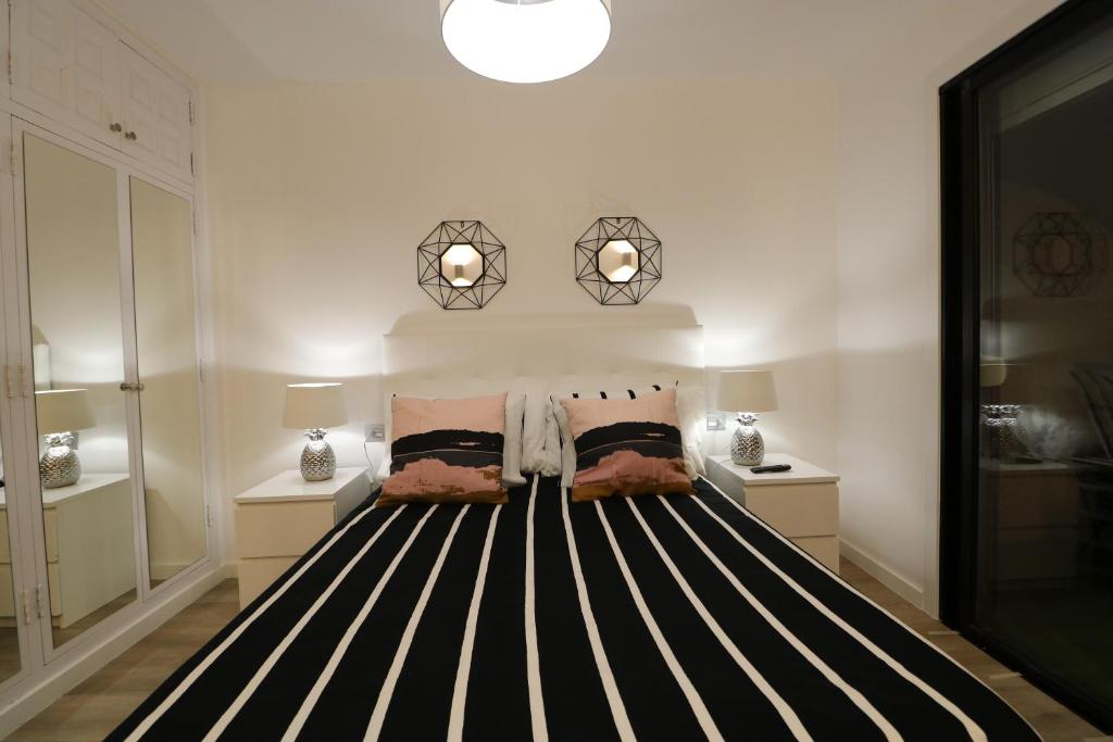 Postel nebo postele na pokoji v ubytování Tabaiba Premier Views Apartment