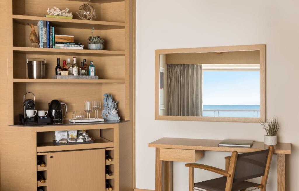 Malibu Beach Inn - King One Bedroom Master Suite
