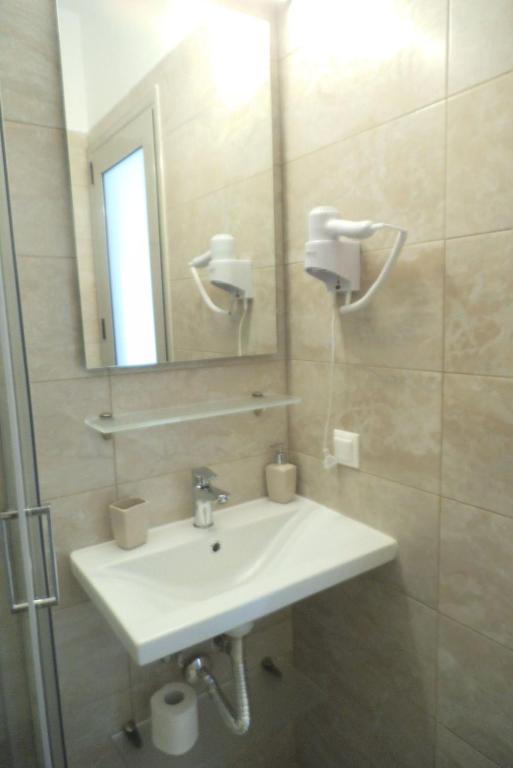 A bathroom at Finikas Garden Beach Resort Nikiti