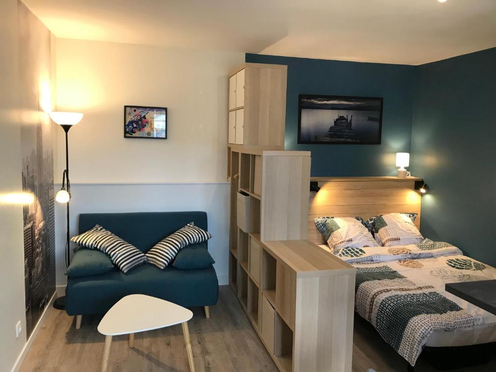 une petite chambre avec un lit et une chaise dans l'établissement Studio cozy hypercentre, au Mans