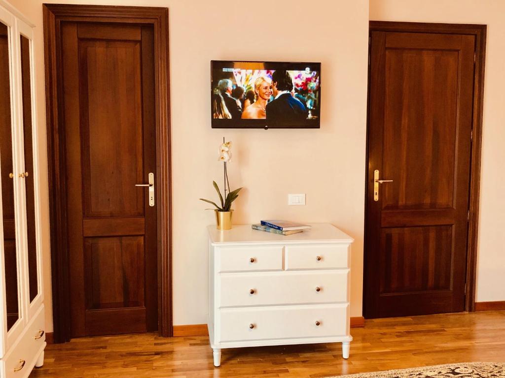 TV a/nebo společenská místnost v ubytování Casa Ciampi Locazione Turistica