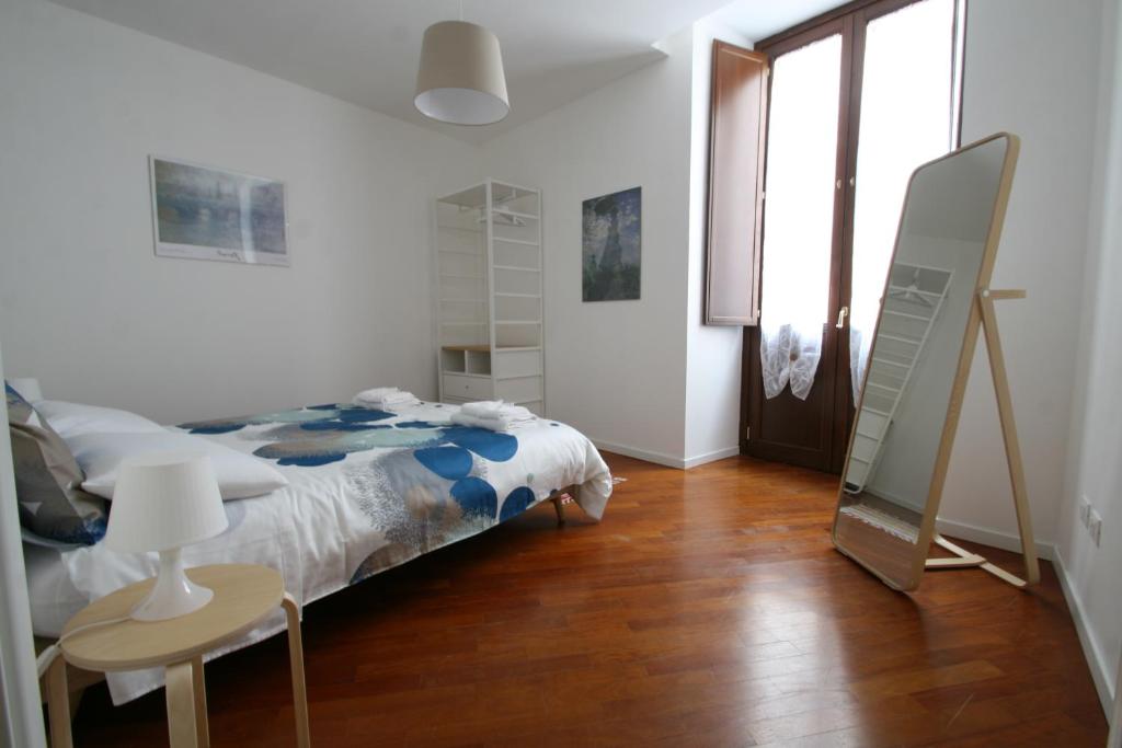 una camera con letto, tavolo e finestra di Al124 Guest House a Palermo