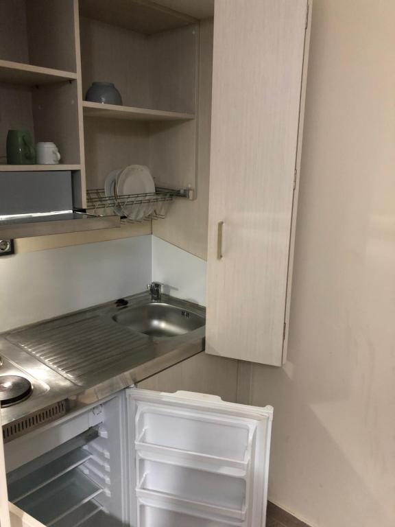 Kuchyň nebo kuchyňský kout v ubytování roomotel.com