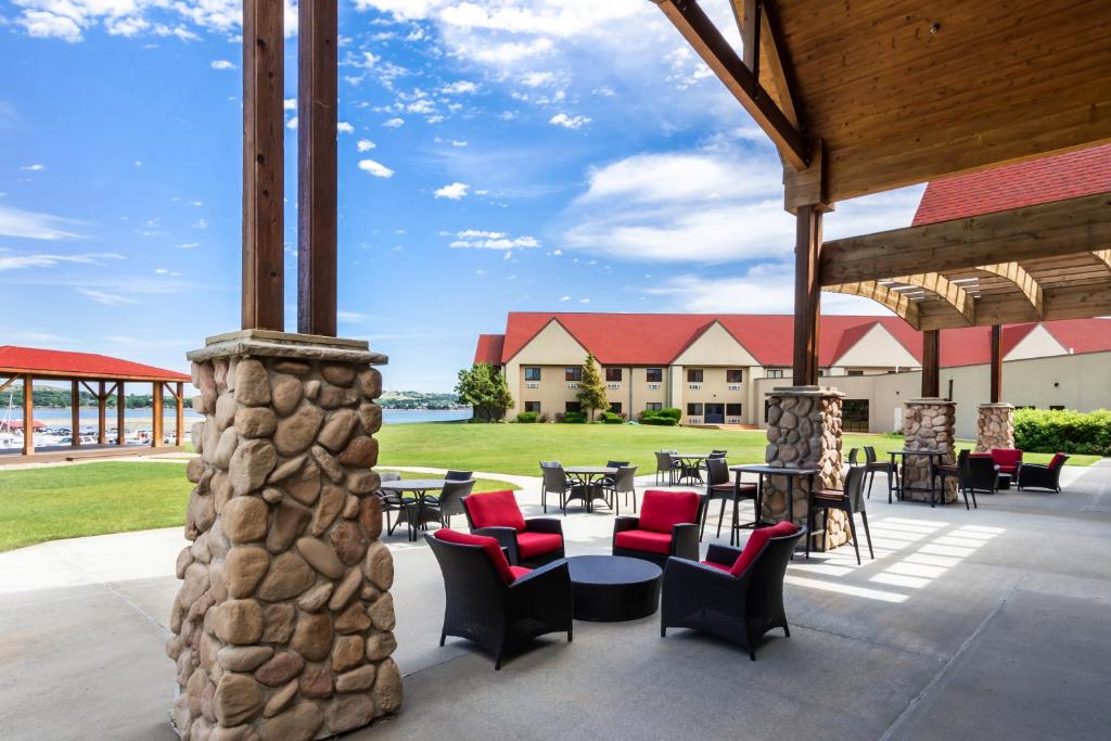 patio w ośrodku ze stołami i krzesłami w obiekcie Arrowwood Resort at Cedar Shore w mieście Oacoma