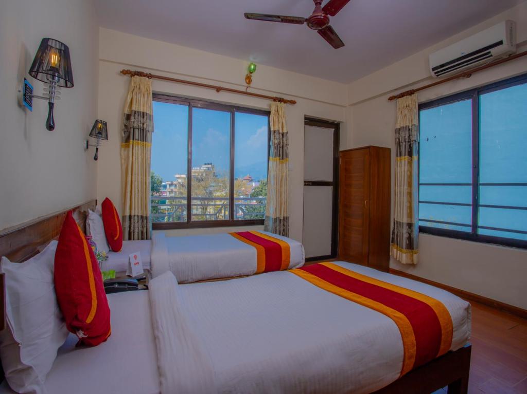 Postel nebo postele na pokoji v ubytování Hotel Garuda Inn