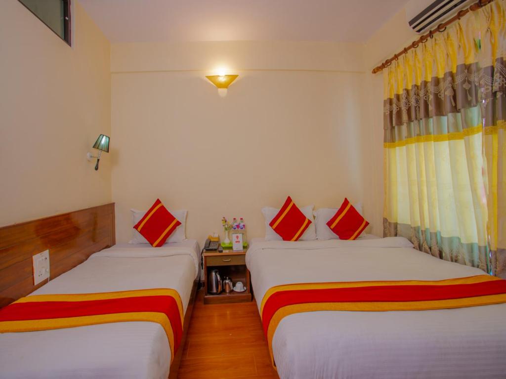 Postel nebo postele na pokoji v ubytování Hotel Garuda Inn