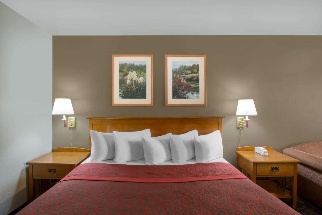 Postel nebo postele na pokoji v ubytování Royal Inn Provo