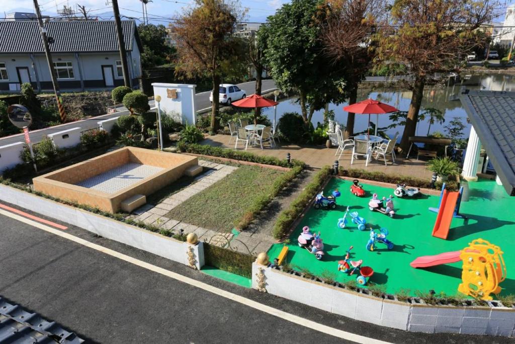 una vista aérea de un parque infantil con gente jugando en él en Avica Homestay, en Wujie