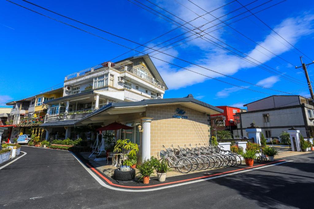 un edificio con panchine di fronte a una strada di Avica Homestay a Wujie