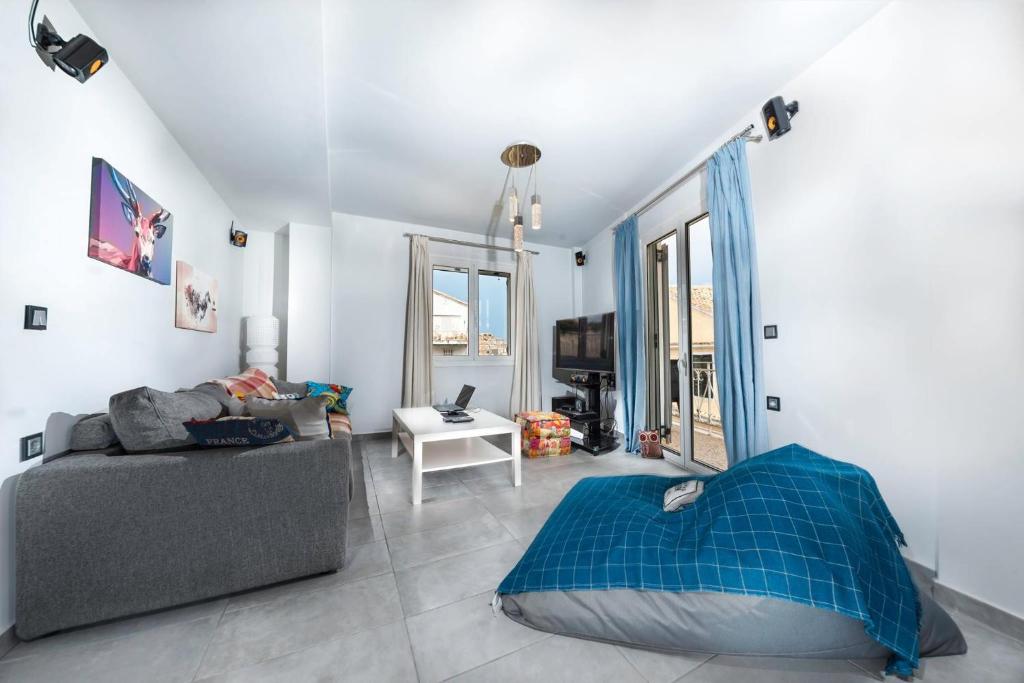 un salon avec un canapé et une table dans l'établissement ★Modern Home in Corfu old Town★, à Corfou
