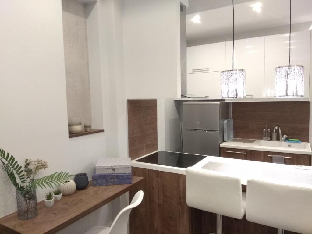 Kuchyň nebo kuchyňský kout v ubytování FLOW - White Tower Two Bedroom Suite