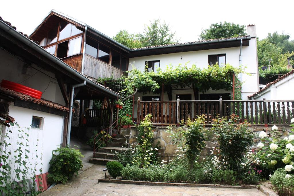 una casa con un jardín delante de ella en Hikers Hostel en Veliko Tŭrnovo