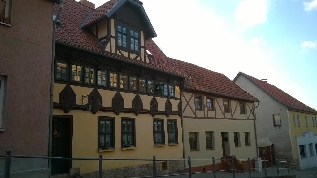 een oud gebouw met een bruin dak bij Urlaub im Fachwerkhaus in Gernrode - Harz