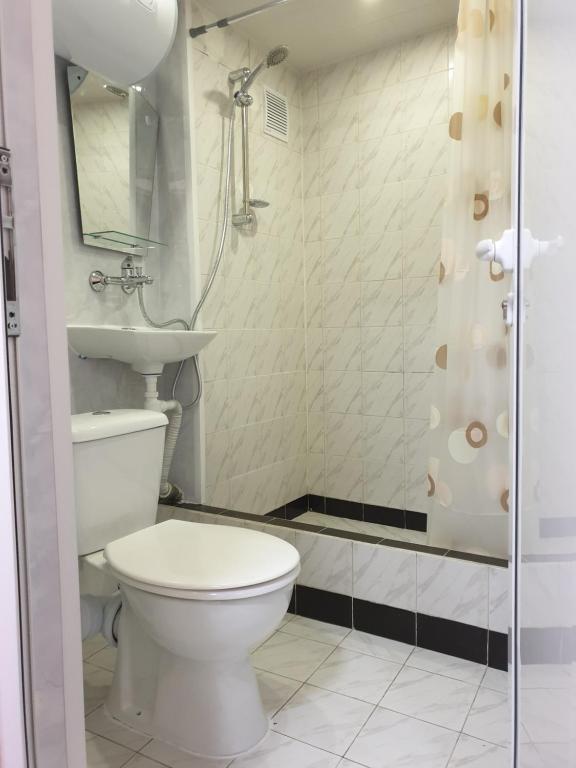 a bathroom with a toilet and a shower at ВАЛЕНТИНО in Vratsa