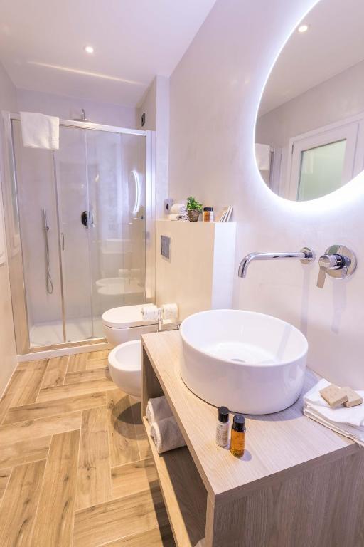 A bathroom at Globus Urban Hotel