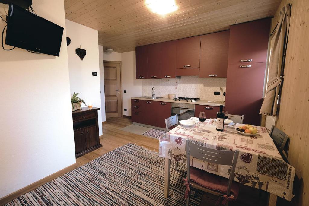 A kitchen or kitchenette at Appartamento Edelweiss