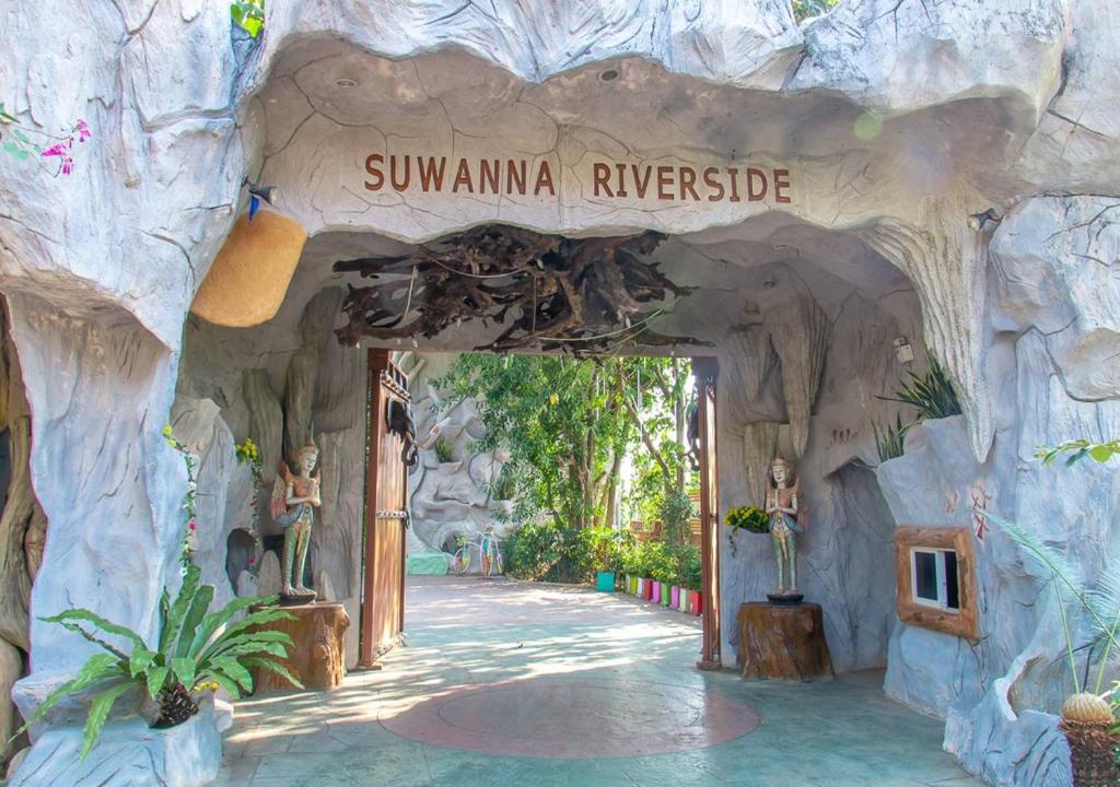 una entrada a una cueva falsa en un zoológico en Suwanna Riverside en Chai Nat