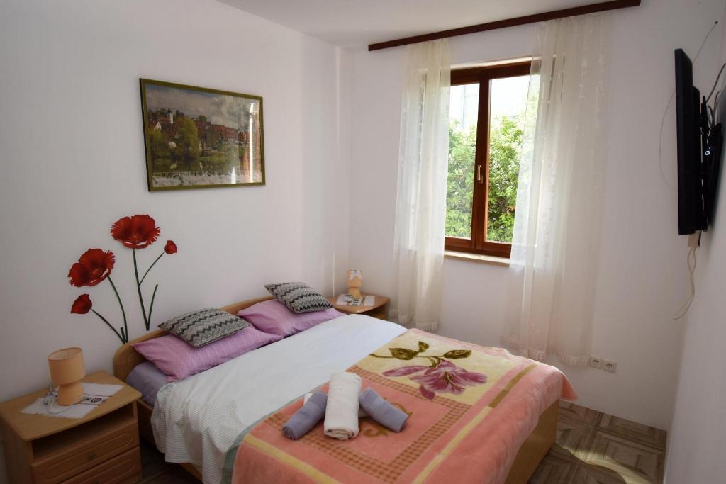 ein Schlafzimmer mit zwei Einzelbetten und einem Fenster in der Unterkunft Apartment Adriana in Rovinj