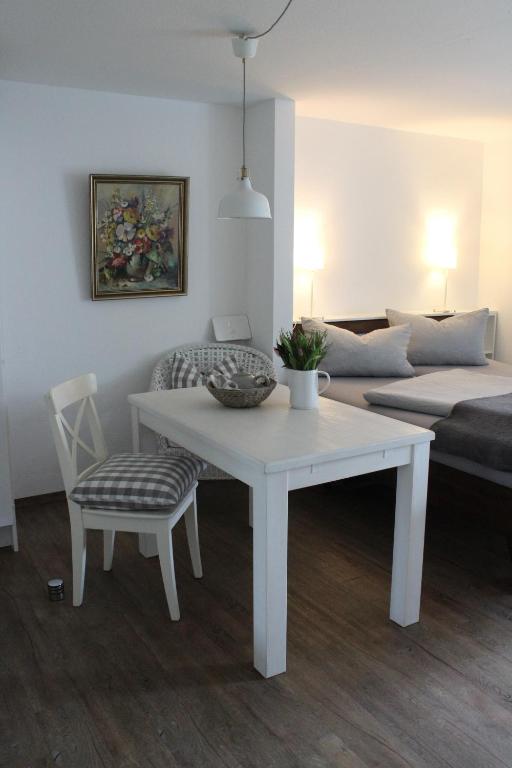 ein Wohnzimmer mit einem weißen Tisch und einem Sofa in der Unterkunft ❤️ KLEINE AUSZEIT ❤️ in Hohwacht