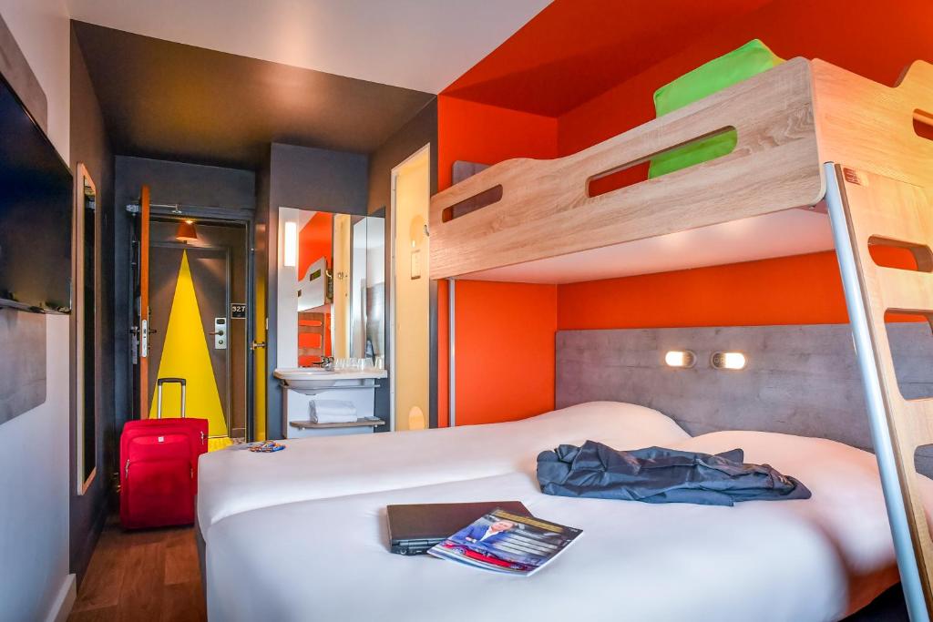 Postel nebo postele na pokoji v ubytování ibis budget Coutances