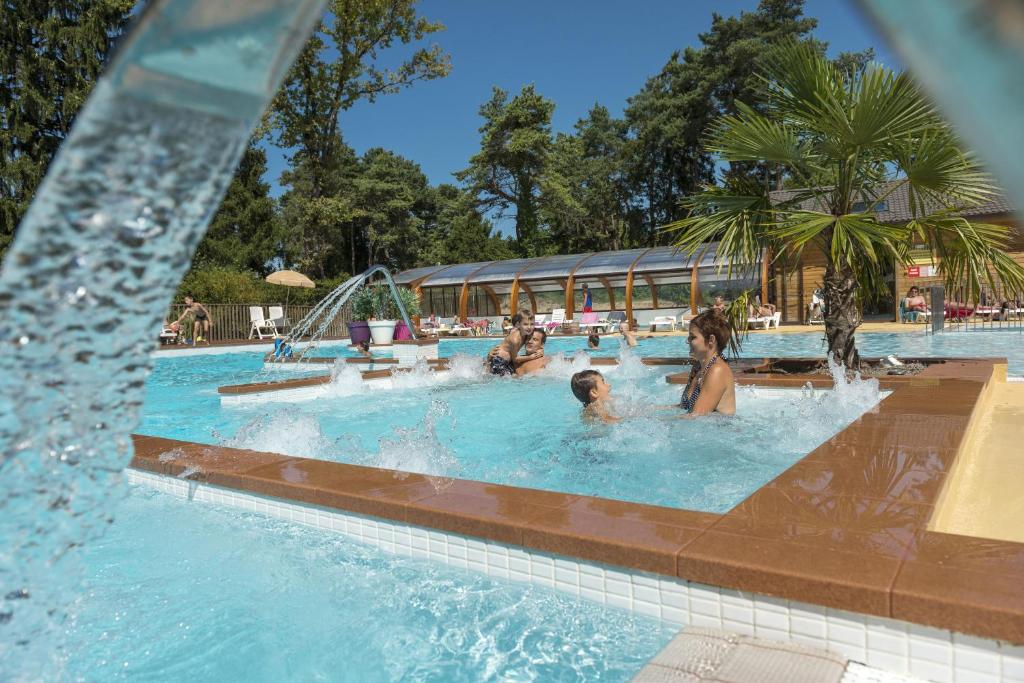 Bazén v ubytování Camping La Pinède nebo v jeho okolí
