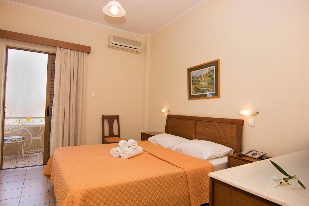 una camera d'albergo con due letti e asciugamani di HOTEL STOUPA a Stoupa