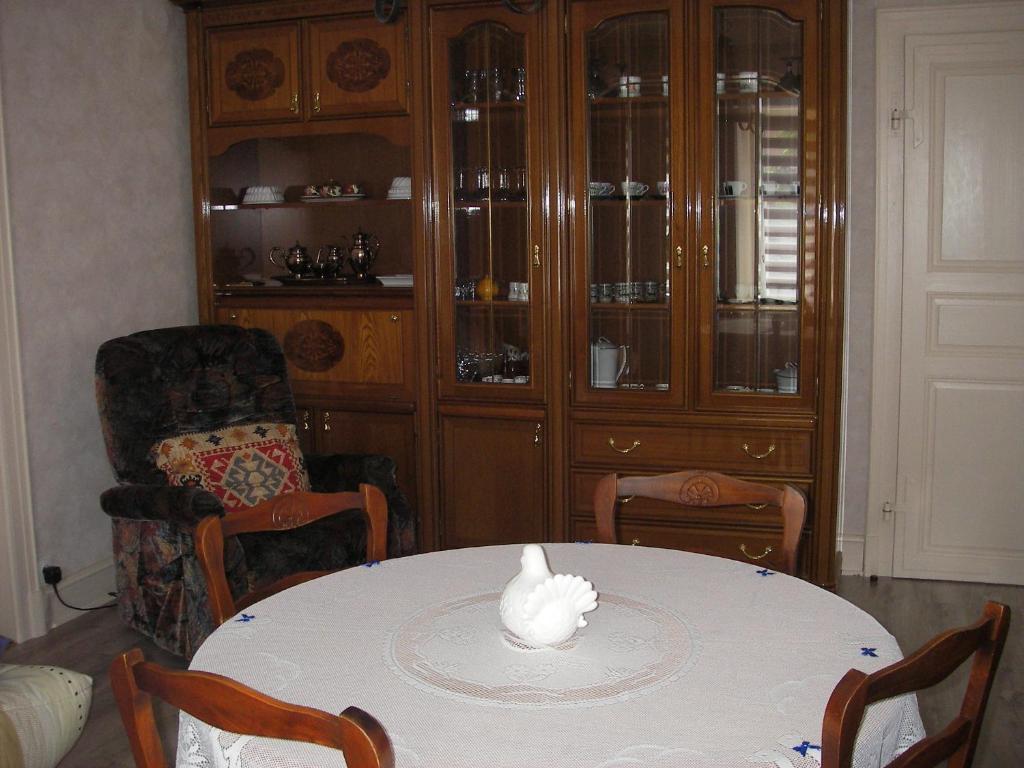 een eetkamer met een tafel en een stoel bij gite violette et pierrot in Masevaux