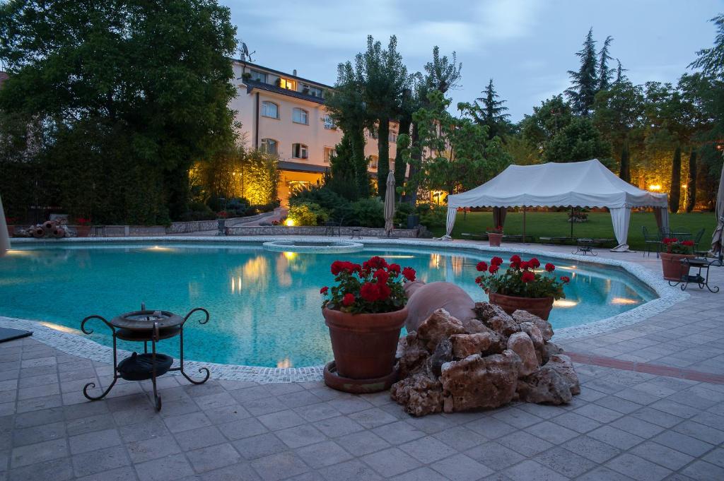 Bazén v ubytování Albergo La Primula nebo v jeho okolí