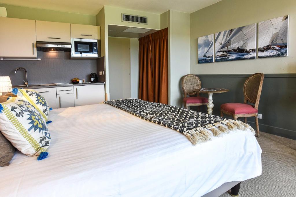 Postel nebo postele na pokoji v ubytování Hôtel La Réserve
