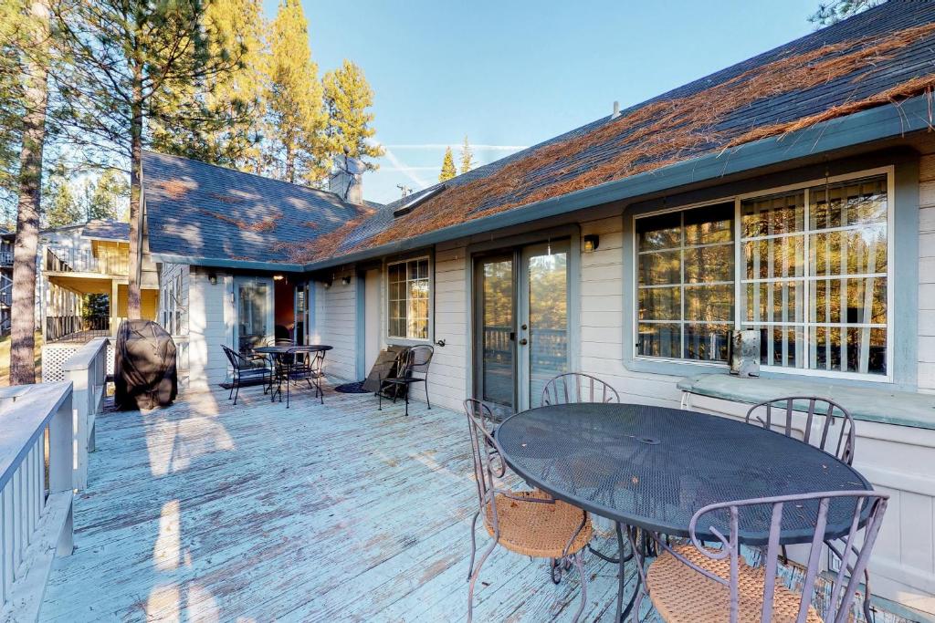 une terrasse en bois avec une table et des chaises sur une maison dans l'établissement Escape to Yosemite, à Groveland