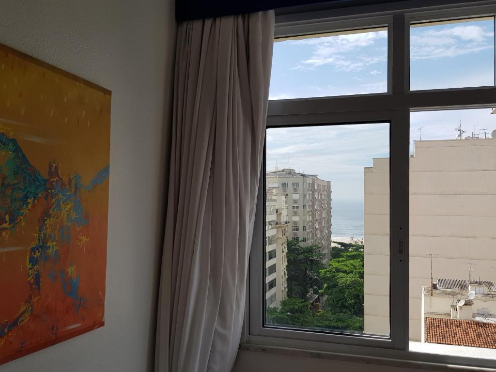 uma janela com vista para uma cidade em Apartamento de Férias Copacabana Rio de Janeiro no Rio de Janeiro