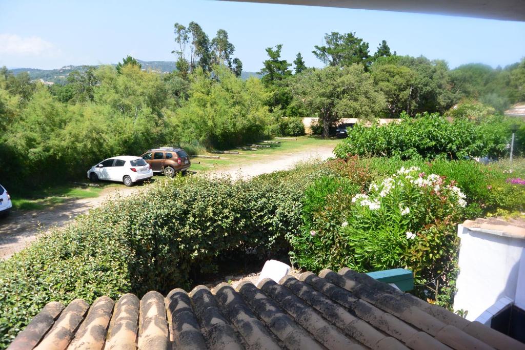 - une vue depuis le toit d'une maison dans l'établissement St CYPRIEN D23, à Porto-Vecchio