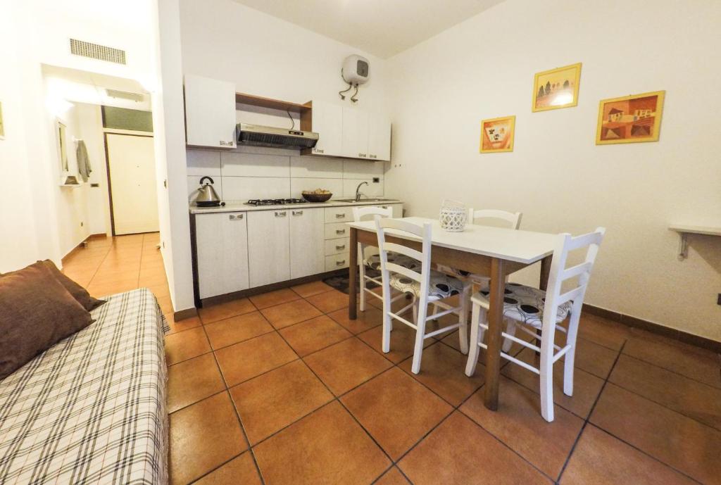 una cucina e un tavolo con sedie in camera di BlueBay Apartment Gallipolitravel a Gallipoli
