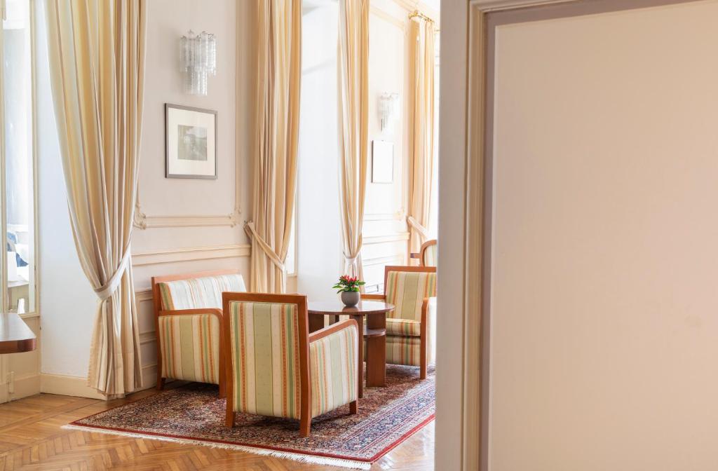 Posezení v ubytování Hotel Ghiffa